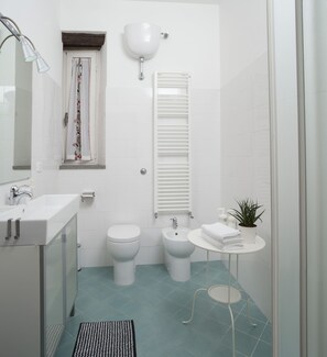 Habitación doble clásica, baño privado | Baño | Amenidades de baño gratuitas, bidet, toallas 