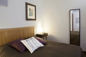 Habitación doble clásica, baño privado | Ropa de cama de alta calidad, escritorio, wifi gratis y ropa de cama 