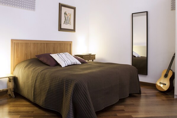 Habitación doble clásica, baño privado | Ropa de cama de alta calidad, escritorio, wifi gratis y ropa de cama 