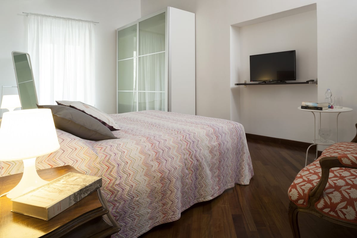 Ropa de cama de alta calidad, escritorio, wifi gratis y ropa de cama