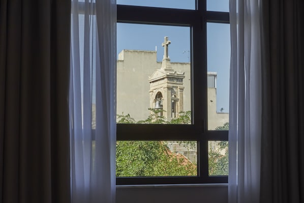 1 quarto, frigobar, cofres nos quartos, cortinas blackout