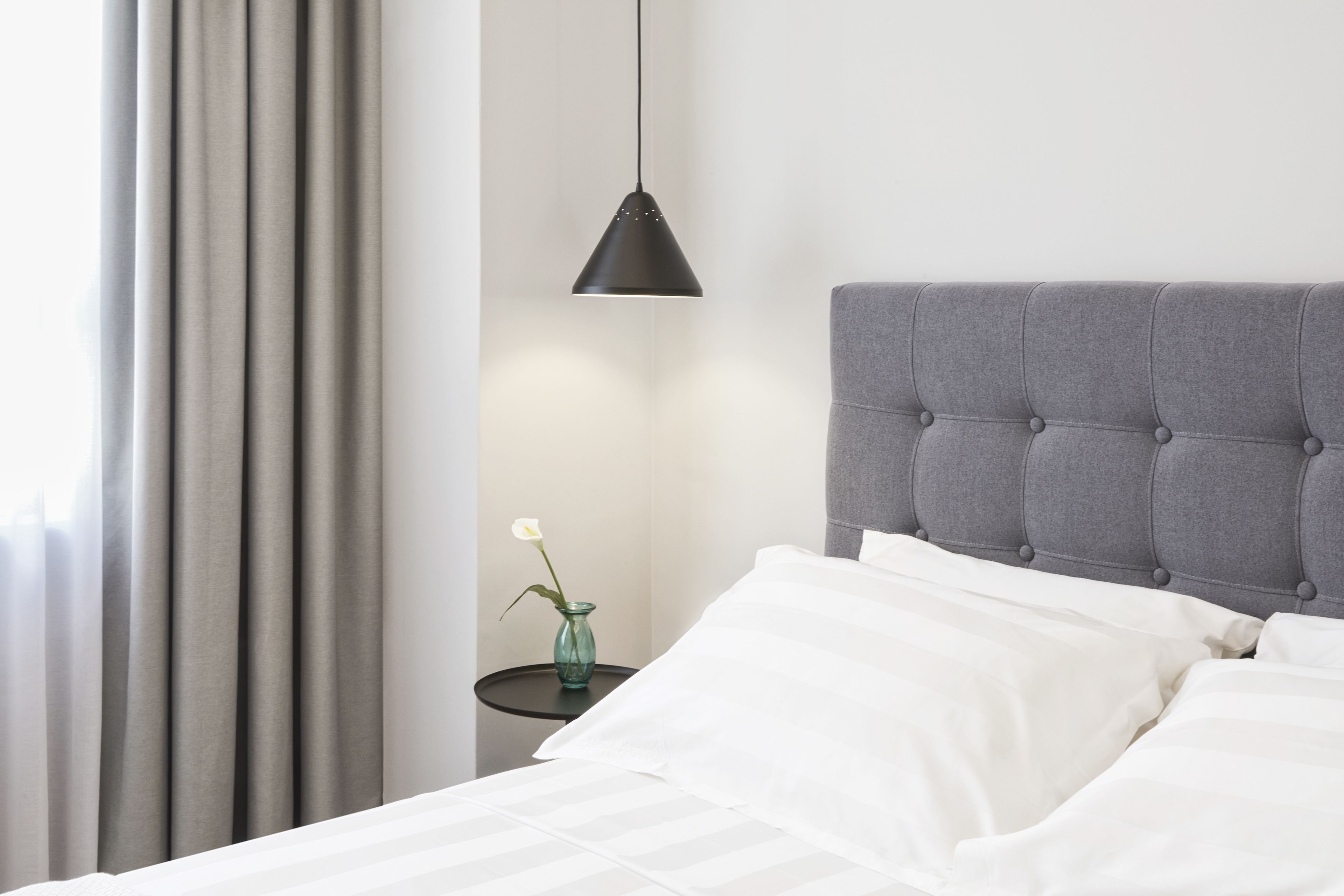 ميني بار وخزنة داخل الغرفة وستائر تعتيم وتجهيزات عازلة للصوت