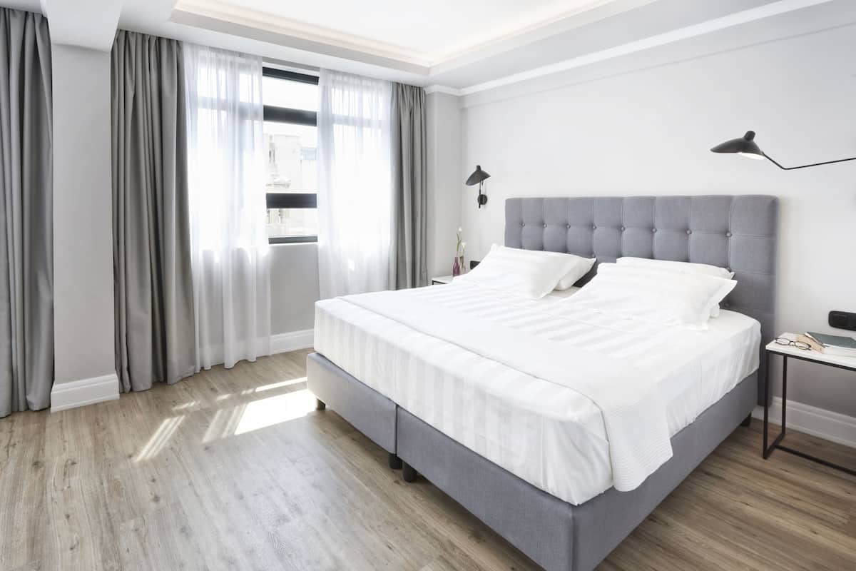 Suite Junior, vue sur le parc | Minibar, coffre-fort, rideaux d’obscurcissement