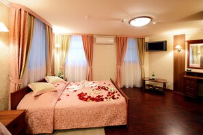 Exclusive Suite, Sauna | In-room safe, desk, iron/ironing board, rollaway beds