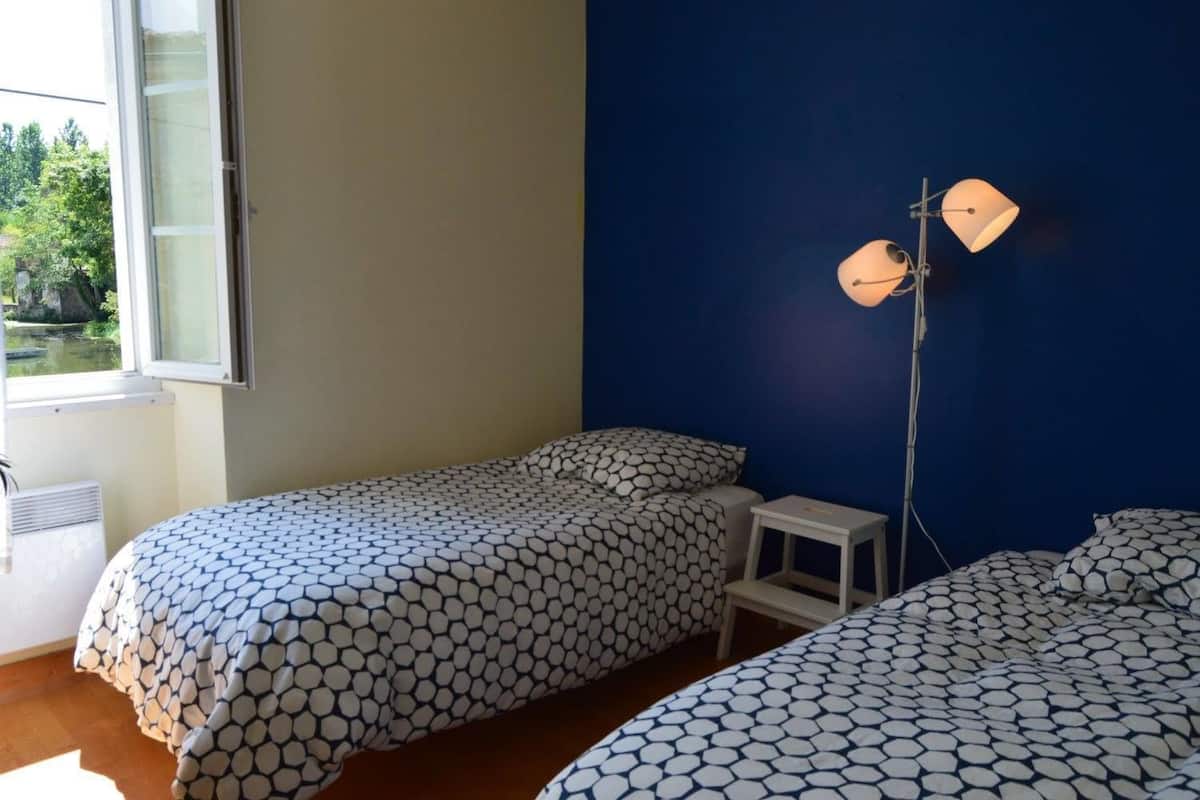 Twin kamer (Aube) | Een strijkplank/strijkijzer, gratis wifi, beddengoed