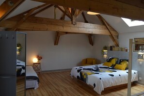 Family Room (Meunier) | Iron/ironing board, free WiFi, bed sheets - Le Moulin de Bassac (Bassac)