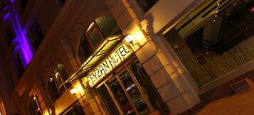 住宿正面 - 傍晚/夜晚