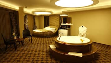 Suite | Minibar, desk, free WiFi, bed sheets