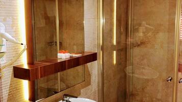 Dutxa, articles de tocador gratuïts, assecador de cabells i sabatilles