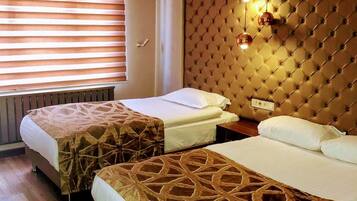 Habitació doble o amb dos llits individuals estàndard, no fumadors | Minibar, escriptori, wifi gratuïta i roba de llit