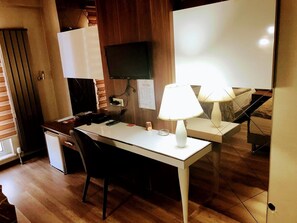 Standard Double or Twin Room, Non Smoking | Living area