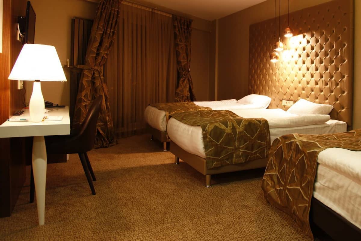 Family Room | Minibar, desk, WiFi (free), bed sheets