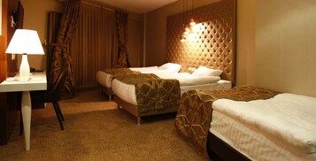 家庭房 | 迷你吧、办公桌、免费 WiFi、床单