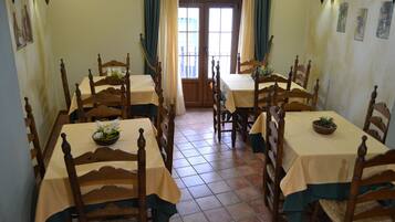 Daily continental breakfast (EUR 5.00 per person)