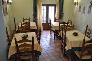 Daily continental breakfast (EUR 5.00 per person)