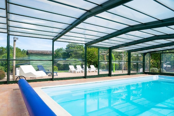 Piscine couverte et chauffée à 28°C. Elle est découverte par fortes chaleurs !!!