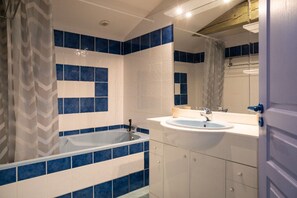 Badekar, hårføner, såpe og toalettpapir