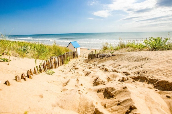 Perto da praia, espreguiçadeiras