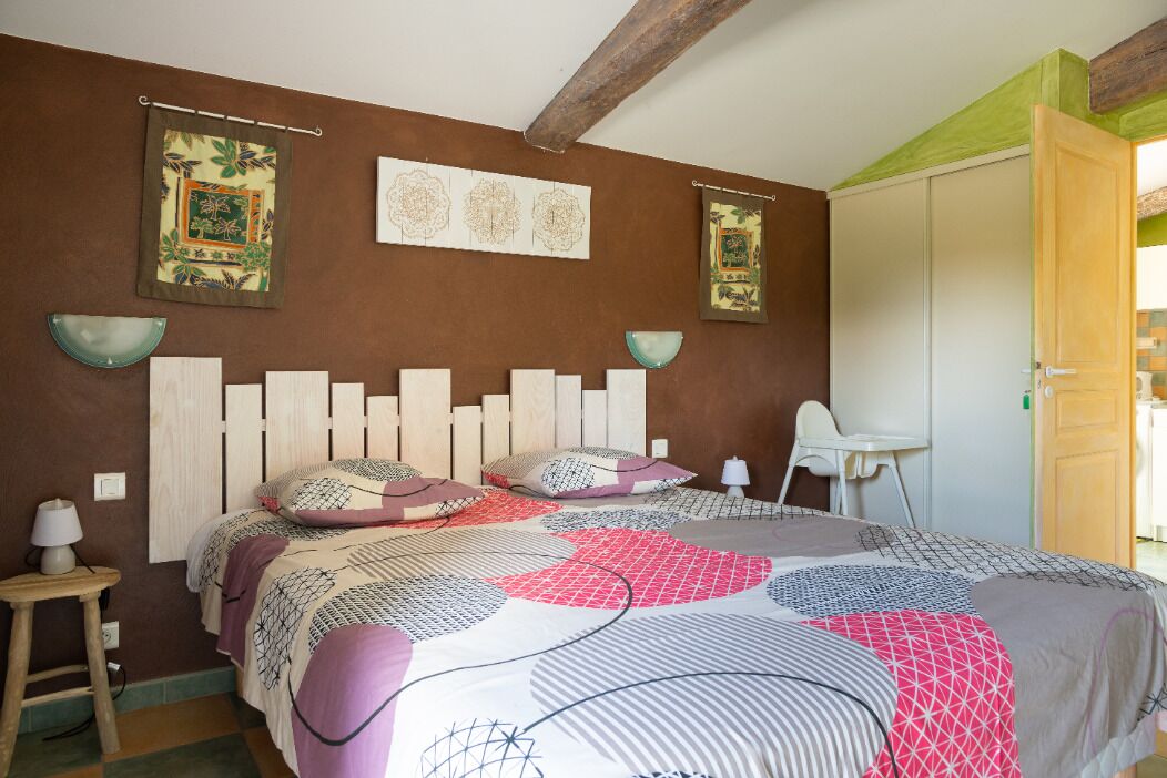 6 bedrooms, desk, iron/ironing board, travel crib