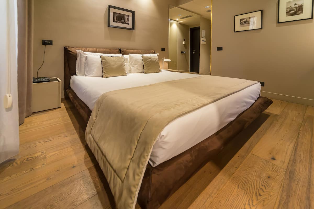 Luxe beddengoed, een minibar, een kluis op de kamer