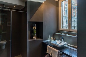 Suite junior | Baño | Amenidades de baño gratuitas, secadora de cabello, bidet, toallas 