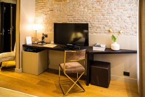 디럭스 더블룸 | 고급 침구, 미니바, 객실 내 금고, 각각 다르게 가구 비치