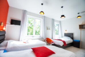 Driepersoonskamer, 3 eenpersoonsbedden | Luxe beddengoed, een minibar, een bureau, een strijkplank/strijkijzer