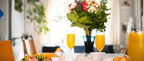 Daily continental breakfast (EUR 11.50 per person)