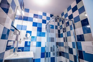 Double Room | Bathroom | Shower, free toiletries, hair dryer, slippers - Fred&Breakfast B&B Ghent (Ghent)