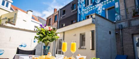 Daily continental breakfast (EUR 11.50 per person)