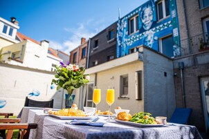 Petit déjeuner continental (11.50 EUR par personne)