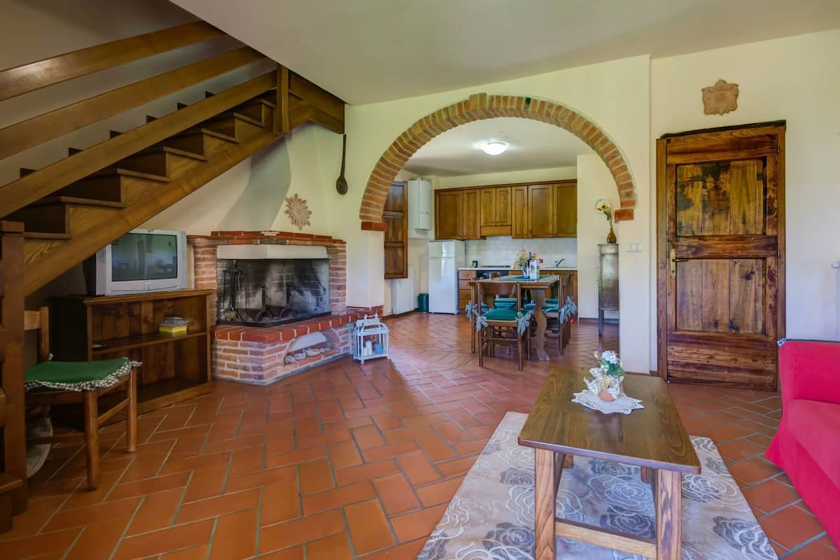 Departamento, 2 habitaciones, vista a la alberca | Área de sala de estar | Televisión de pantalla plana