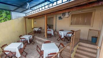 Café da manhã com buffet grátis todos os dias