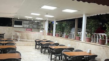 يتم تقديم الإفطار والعشاء
