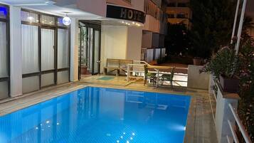 Piscina externa, espreguiçadeiras