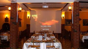 Breakfast, lunch and dinner served