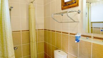 Habitación estándar | Baño | Regadera, amenidades de baño gratuitas, secadora de cabello, pantuflas