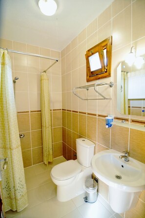 Habitación estándar | Baño | Regadera, amenidades de baño gratuitas, secadora de cabello, pantuflas