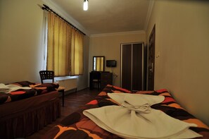 Habitación estándar | Ropa de cama de alta calidad y caja de seguridad en la habitación