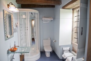 Habitación doble estándar | Baño | Amenidades de baño gratuitas y toallas 