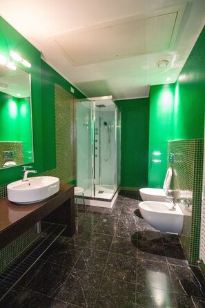 Regadera, amenidades de baño gratuitas, secadora de cabello, bidet 