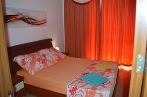 Apartamento Confort, 1 habitación, balcón, vistas a la ciudad | 1 dormitorio, tabla de planchar con plancha, cunas gratuitas