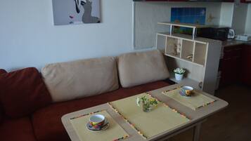 Apartemen Comfort, 1 kamar tidur, balkon, pemandangan kota | Area keluarga | TV layar datar