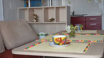 Apartemen Comfort, 1 kamar tidur, balkon, pemandangan kota | Area keluarga | TV layar datar