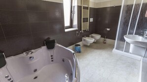 Dobbeltrom – deluxe, massasjebadekar | Bad | Toalettartikler (inkludert), hårføner og håndklær