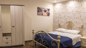 Dobbeltrom – classic, terrasse | Minibar, skrivebord, lydisolert og barnesenger