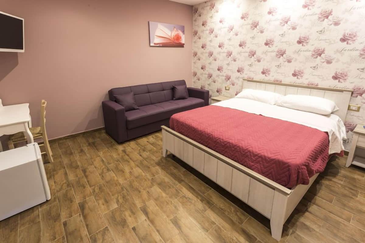Triple Room | Minibar, desk, soundproofing, cots/infant beds
