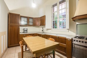 City-Apartment, 2 Schlafzimmer, barrierefrei | Eigene Küche | Großer Kühlschrank, Herdplatte, Wasserkocher