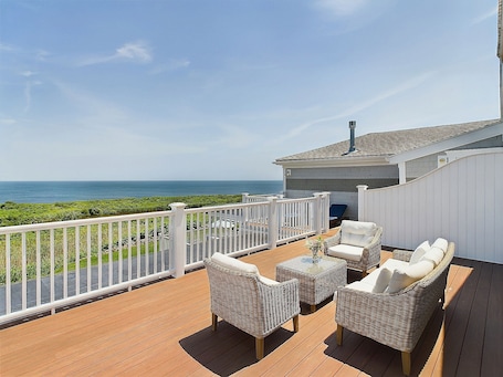 Porche. The 1661 Inn