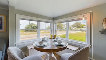 Farm & Gardens Cottage | In-room dining